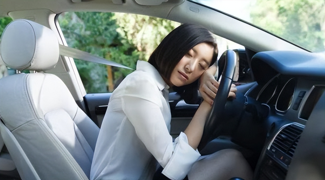 停車閉窗吹空調(diào)，容易出現(xiàn)一氧化碳中毒